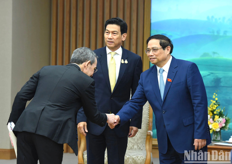 Minh Chinh saluda a los delegados tailandeses. Minh Chinh saluda a los delegados tailandeses.