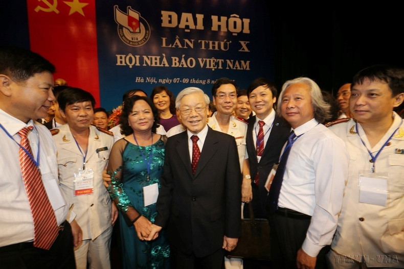 El secretario general Nguyen Phu Trong y los delegados al X Congreso Nacional de la Asociación de Periodistas de Vietnam, período 2015-2020.