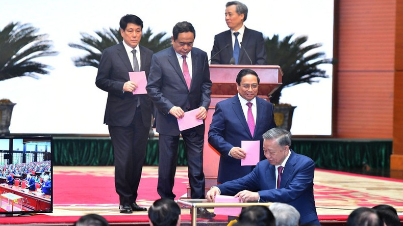 Dirigentes del Partido y del Estado emite sus votos por el nuevo secretario general del PCV.