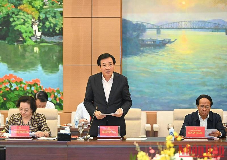 El ministro y jefe de la Oficina del Gobierno, Tran Van Son.