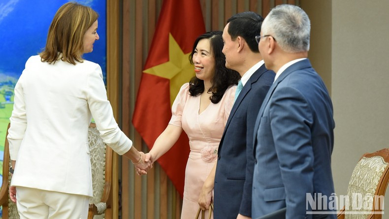 Fajon y funcionarios vietnamitas.