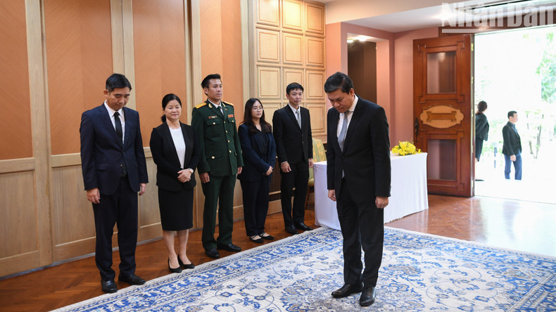 El embajador de Camboya en Tailandia, Hun Saroeun, expresa su pesar por el difunto líder. El embajador de Camboya en Tailandia, Hun Saroeun, expresa su pesar por el difunto líder.