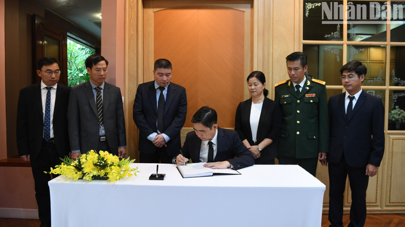 El embajador de Vietnam en Tailandia, Pham Viet Hung, escribe en el libro de condolencias. El embajador de Vietnam en Tailandia, Pham Viet Hung, escribe en el libro de condolencias.