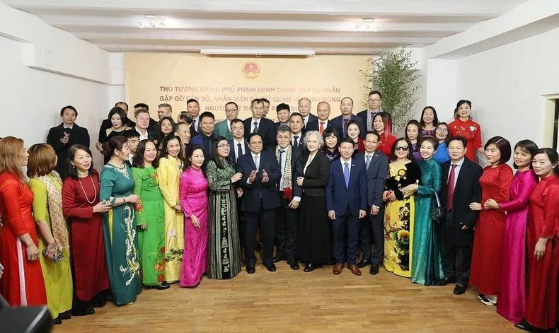 El premier Pham Minh Chinh y su cónyuge posan junto a empleados de la Embajada y representantes de la comunidad vietnamita en suelo rumano. El premier Pham Minh Chinh y su cónyuge posan junto a empleados de la Embajada y representantes de la comunidad vietnamita en suelo rumano.