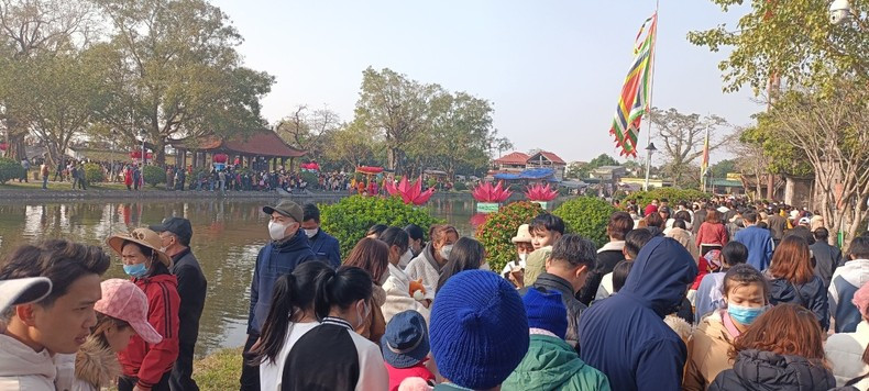 Miles de personas peregrinaron a la pagoda solo en la mañana en que fue inaugurado el festival.