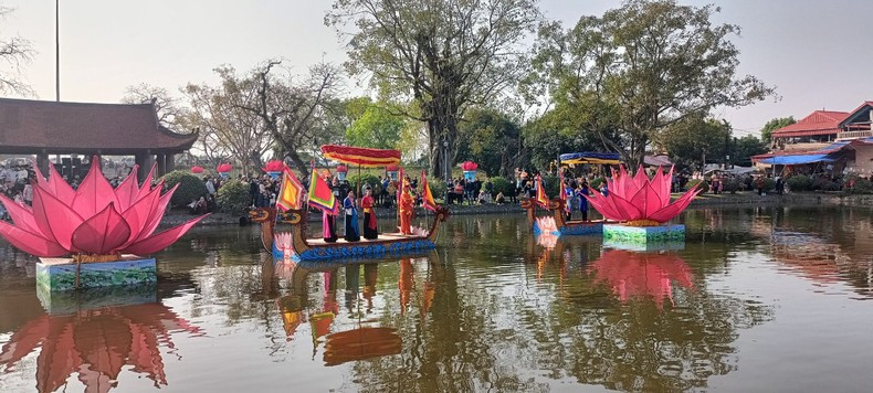 El canto dual sobre el amor interpretado en el escenario sobre agua, o “thuy dinh” en vietnamita, es una imprescindible actuación en el festejo.