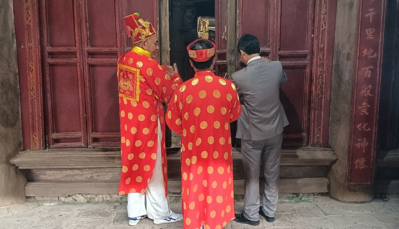 Rito de apertura de la puerta al templo dedicado al maestro zen Duong Khong Lo (1016-1094), fundador de la pagoda de Keo.