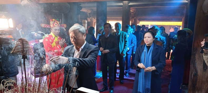 Ofreciendo inciensos al muy venerable monje budista.