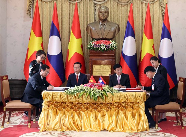 Los dos dirigentes presencian la firma de un memorando de entendimiento sobre cooperación en ciencia entre el Ministerio de Ciencia y Tecnología de Vietnam y el de Educación y Deportes de Laos.