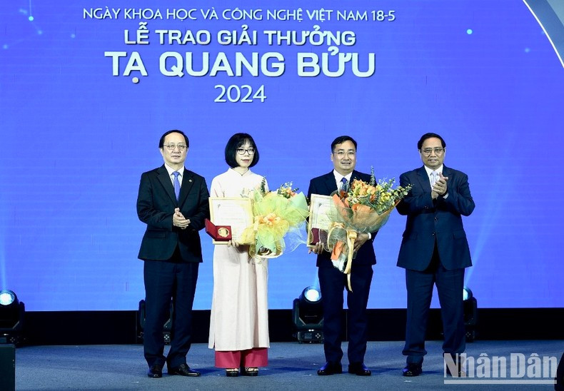 El premier entrega el Premio Ta Quang Buu 2024 a los científicos merecedores. El premier entrega el Premio Ta Quang Buu 2024 a los científicos merecedores.