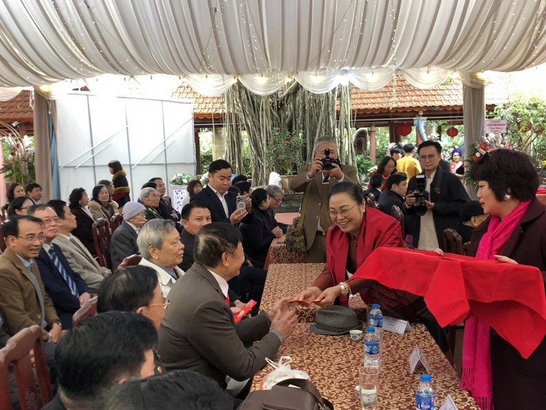 La embajadora Khamphao Eunthavanh da dinero de suerte a los invitados, una costumbre de los vietnamitas. La embajadora Khamphao Eunthavanh da dinero de suerte a los invitados, una costumbre de los vietnamitas.