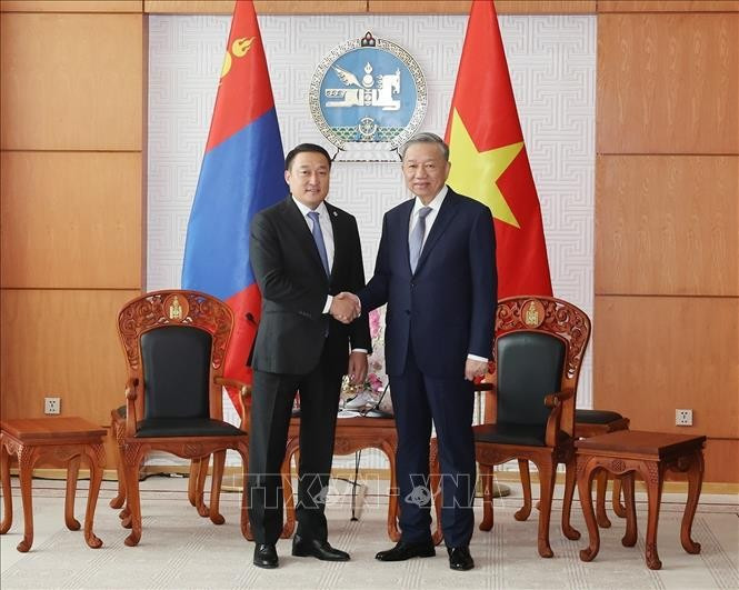 El líder partidista y jefe de Estado vietnamita se reúne con el presidente del Gran Jural del Estado (Parlamento) de Mongolia, Dashzegviin Amarbayasgalan. El líder partidista y jefe de Estado vietnamita se reúne con el presidente del Gran Jural del Estado (Parlamento) de Mongolia, Dashzegviin Amarbayasgalan.