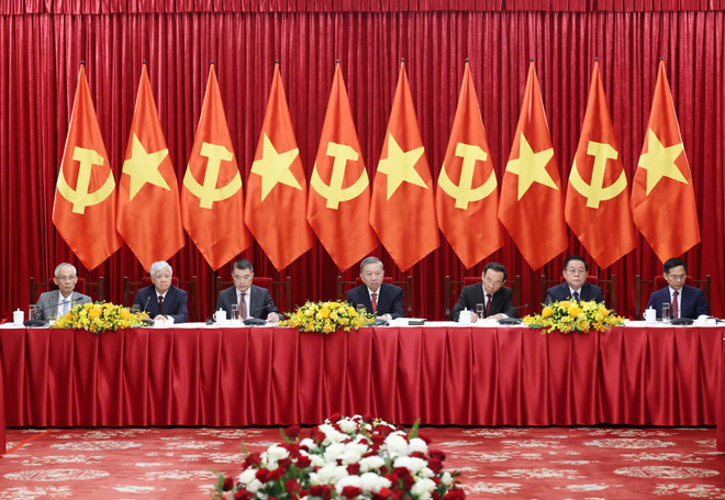 El secretario general del Partido Comunista de Vietnam, To Lam (centro), en el evento. (Fotografía: VNA) El secretario general del Partido Comunista de Vietnam, To Lam (centro), en el evento. (Fotografía: VNA)