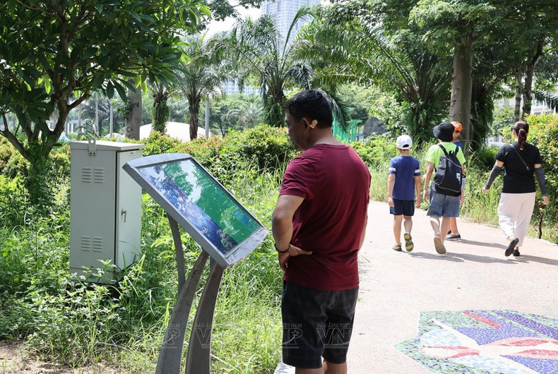 Los visitantes obtienen información sobre las áreas del Parque Astronómico.