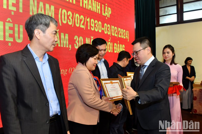 El compañero Le Quoc Minh entrega certificados a instancias y militantes en reconocimiento a su trabajo en 2023. El compañero Le Quoc Minh entrega certificados a instancias y militantes en reconocimiento a su trabajo en 2023.