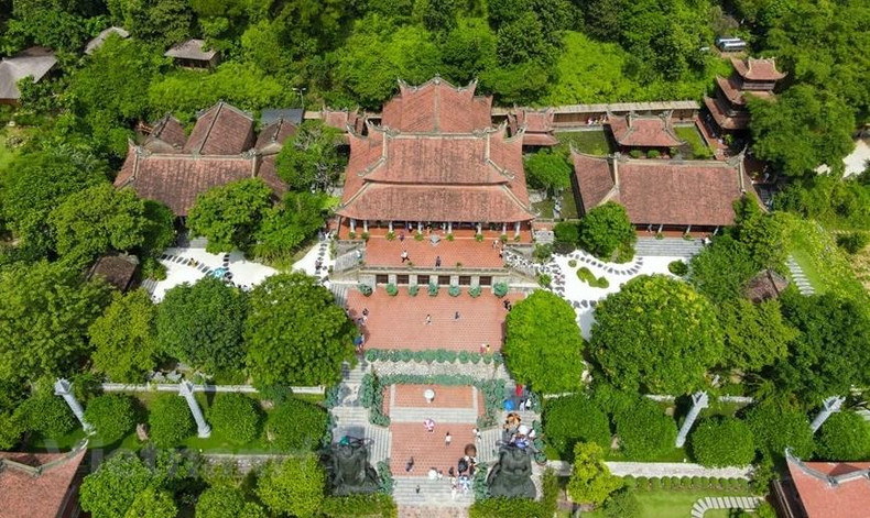 El sitio religioso, anteriormente conocido como pagoda Dung, está a unos 70 kilómetros de Hanói, apoyado contra la montaña. A ambos lados hay cadenas montañosas con forma según el feng shui oriental, que son dragones a la izquierda y tigres blancos a la derecha. El sitio religioso, anteriormente conocido como pagoda Dung, está a unos 70 kilómetros de Hanói, apoyado contra la montaña. A ambos lados hay cadenas montañosas con forma según el feng shui oriental, que son dragones a la izquierda y tigres blancos a la derecha.