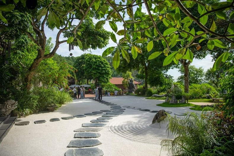 La pagoda, ubicada en el pueblo de Ninh Trung (comuna de Liem Son, distrito de Thanh Liem, provincia de Ha Nam) ha atraído a muchos turistas nacionales e internacionales gracias a su belleza pura y pacífica. La pagoda, ubicada en el pueblo de Ninh Trung (comuna de Liem Son, distrito de Thanh Liem, provincia de Ha Nam) ha atraído a muchos turistas nacionales e internacionales gracias a su belleza pura y pacífica.