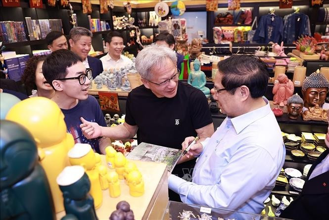 El premier vietnamita y el ejecutivo de NVIDIA en una tienda de libros en el casco antiguo de Hanói. El premier vietnamita y el ejecutivo de NVIDIA en una tienda de libros en el casco antiguo de Hanói.