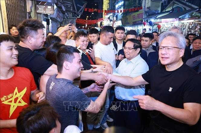 Los dos huéspedes son recibidos por habitantes en el casco antiguo capitalino. Los dos huéspedes son recibidos por habitantes en el casco antiguo capitalino.