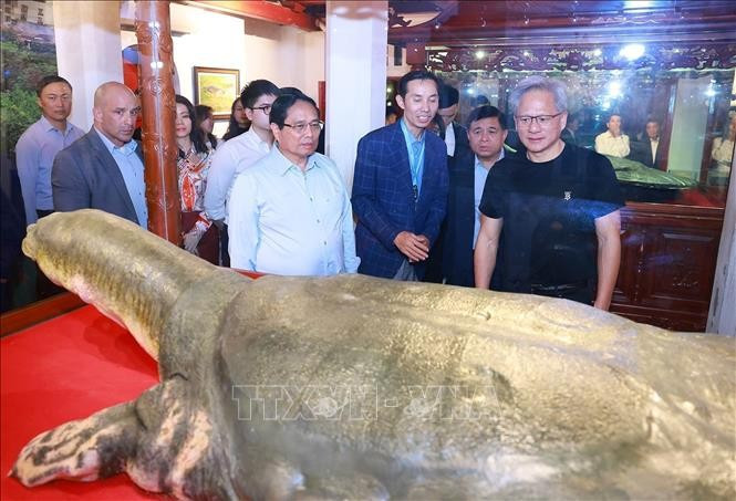 El grupo de visitantes en el recinto del Templo de Ngoc Son. El grupo de visitantes en el recinto del Templo de Ngoc Son.