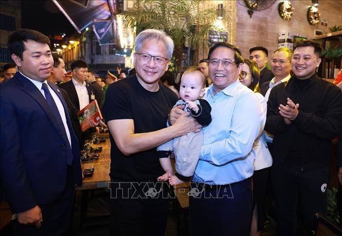 Los dos huéspedes son recibidos por habitantes en el casco antiguo capitalino. Los dos huéspedes son recibidos por habitantes en el casco antiguo capitalino.