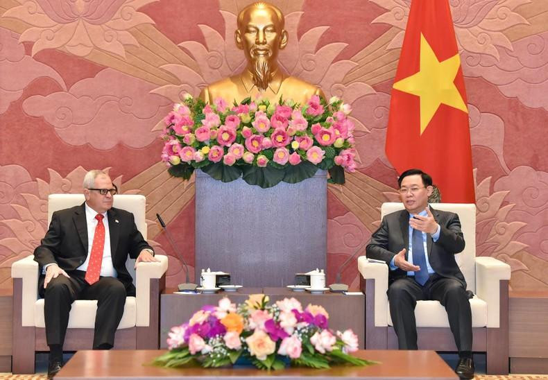 El dirigente vietnamita conversa con el invitado cubano.