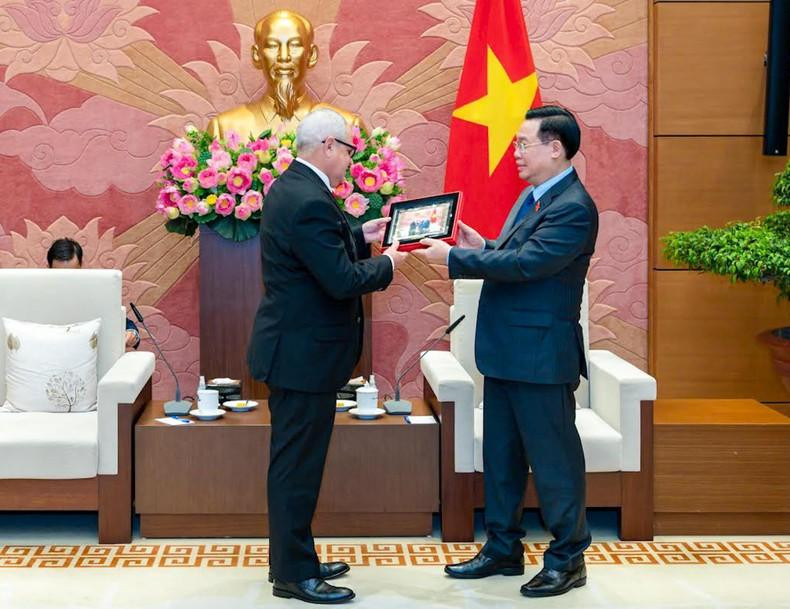 Entrega de un regalo de recuerdo a Homero Acosta Álvarez.