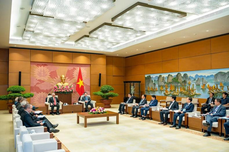 Panorama de la reunión, efectuada en la Casa Parlamentaria, en Hanói.