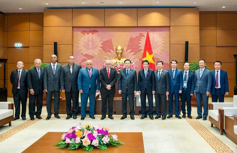 Los participantes posan para una foto.