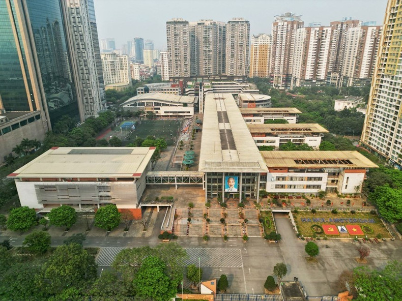 La escuela preuniversitaria Hanói-Ámsterdam, fundada en 1985, se considera centro para la formación de jóvenes talentos que sirven como un importante recurso intelectual para el país. Este centro constituye un símbolo especial de amistad entre los pueblos de las dos capitales, en particular, y los dos países, en general.