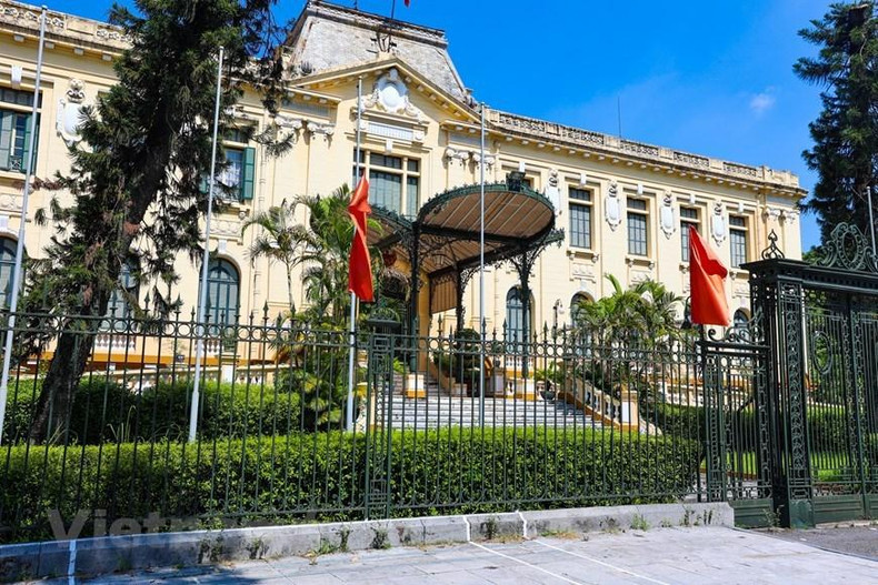 El PalacioTonkín es hoy día la casa con el número 12 en la calle Ngo Quyen en Hanói, que fue reparada y utilizada como Casa de Huéspedes del Gobierno de Vietnam. El techo del vestíbulo frente al edificio aún conserva el mismo estilo que tenía hace 76 años. El PalacioTonkín es hoy día la casa con el número 12 en la calle Ngo Quyen en Hanói, que fue reparada y utilizada como Casa de Huéspedes del Gobierno de Vietnam. El techo del vestíbulo frente al edificio aún conserva el mismo estilo que tenía hace 76 años.