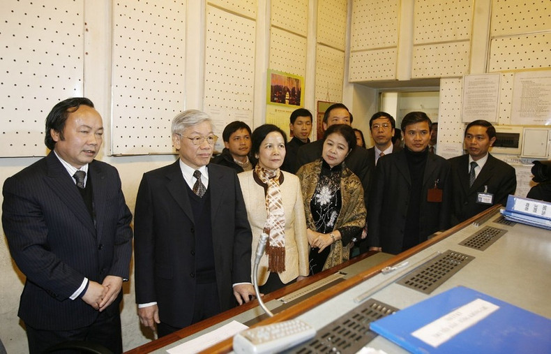 El presidente de la Asamblea Nacional de Vietnam, Nguyen Phu Trong, visita la sala de transmisión de la radio y televisión de Hanói (Hanói, el 29 de enero de 2009).