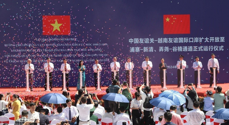 La ceremonia de apertura de rutas dedicadas al transporte de carga a lo largo de las puertas fronterizas internacionales Huu Nghi (Vietnam)-Paso de la Amistad (China) se efectúa el 27 de mayo de 2024. La ceremonia de apertura de rutas dedicadas al transporte de carga a lo largo de las puertas fronterizas internacionales Huu Nghi (Vietnam)-Paso de la Amistad (China) se efectúa el 27 de mayo de 2024.