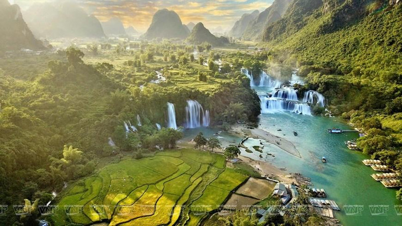 La cascada de Ban Gioc se ubica a unos 20 kilómetros del centro del distrito de Trung Khanh, en la provincia norteña de Cao Bang.
