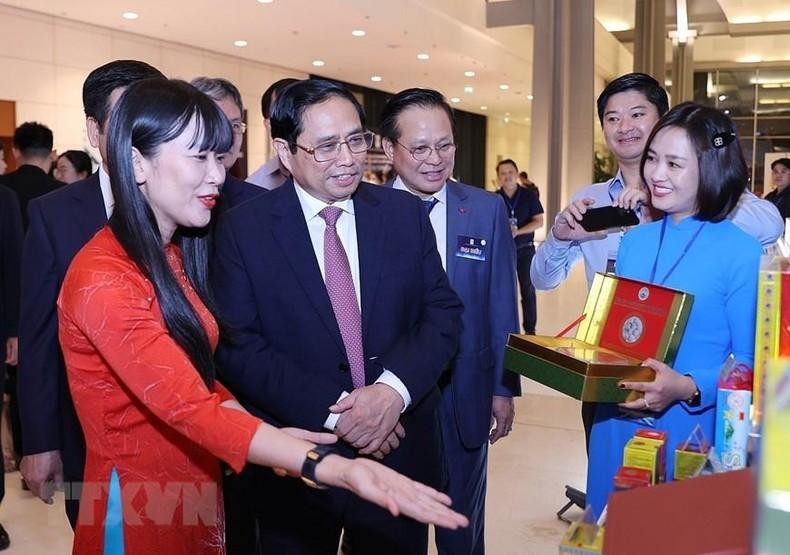 Minh Chinh recorre una exposición in situ de los productos honrados.