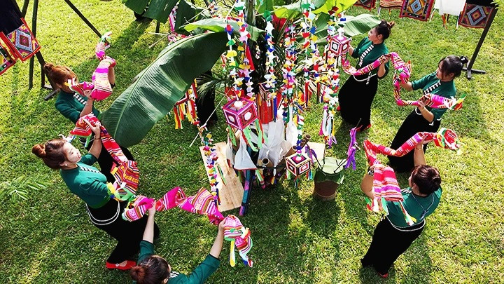 Then Kin Pang es considerado el mayor festejo de los Thai. Then Kin Pang es considerado el mayor festejo de los Thai.