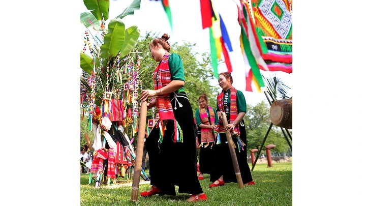 “Tang Pang”, danza destinada a pedir lluvia. “Tang Pang”, danza destinada a pedir lluvia.