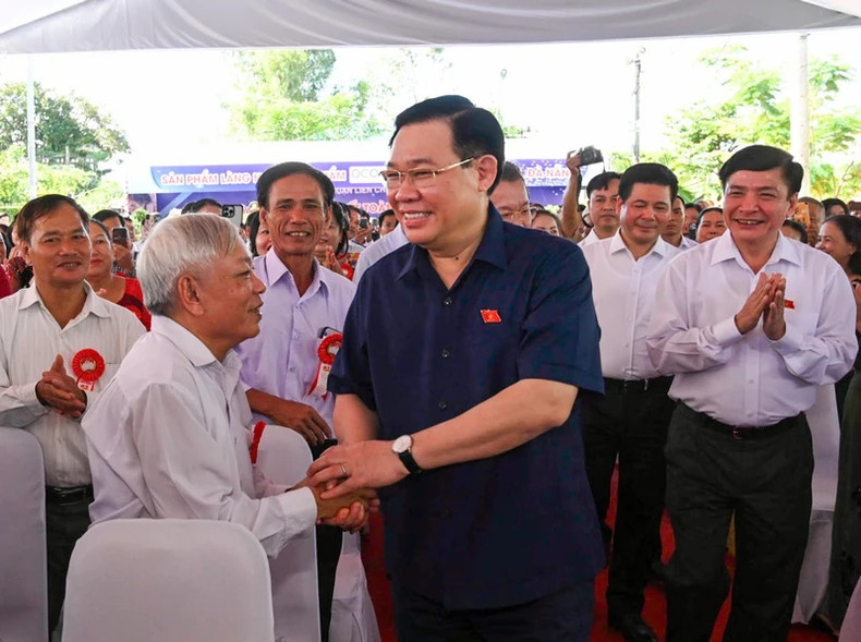 El dirigente parlamentario y residentes locales.