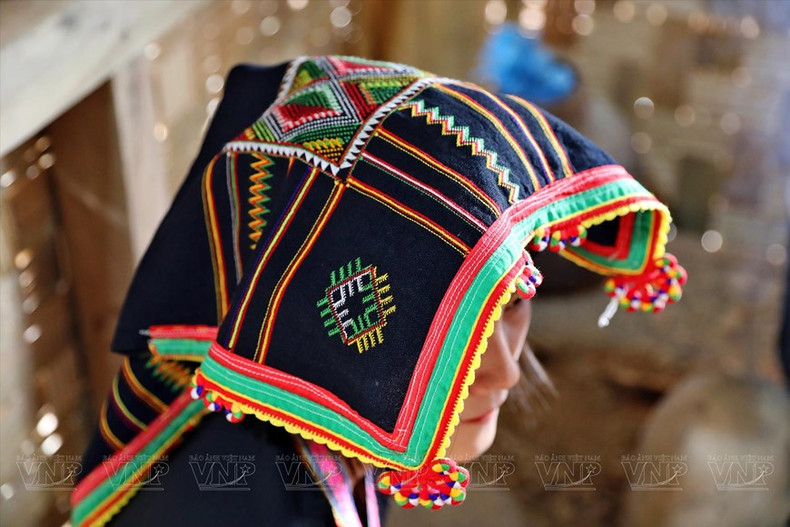 Una bandana de las muchachas de la etnia Cong. Una bandana de las muchachas de la etnia Cong.