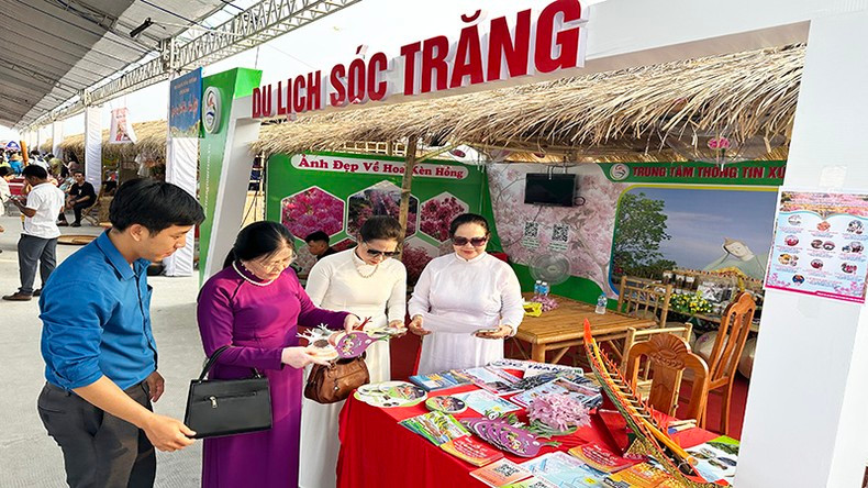Visitantes al festejo invitados a conocer los productos turísticos de Soc Trang. Visitantes al festejo invitados a conocer los productos turísticos de Soc Trang.
