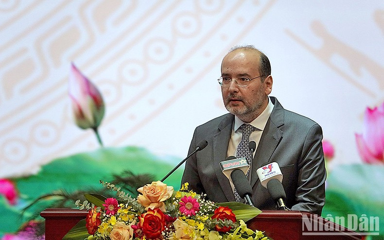 El embajador de Turquía en Vietnam, Haldun Tekneci, contempló que el gesto noble del país asiático evidencia su compromiso a las misiones humanitarias globales y los nexos binacionales sumamente fructíferos durante años. El embajador de Turquía en Vietnam, Haldun Tekneci, contempló que el gesto noble del país asiático evidencia su compromiso a las misiones humanitarias globales y los nexos binacionales sumamente fructíferos durante años.