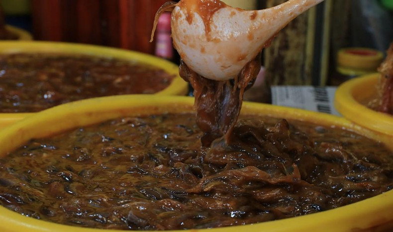 Los vendedores revuelven los productos ocasionalmente para mantenerlos adobados y evitar insectos. Cada vez que lo hacen excitan el olfato de los contempladores.