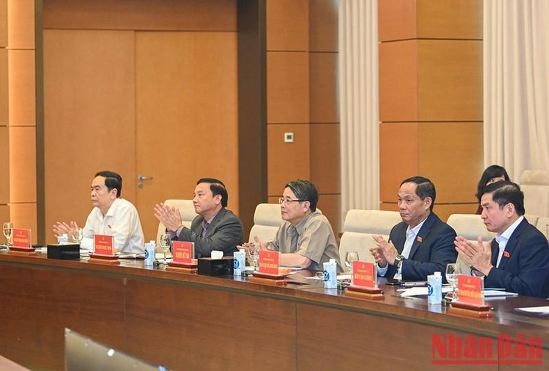 Los vicepresidentes de la AN y otros delegados al coloquio.