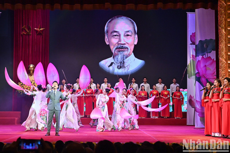 Espectáculo artístico a inicios del evento. Espectáculo artístico a inicios del evento.