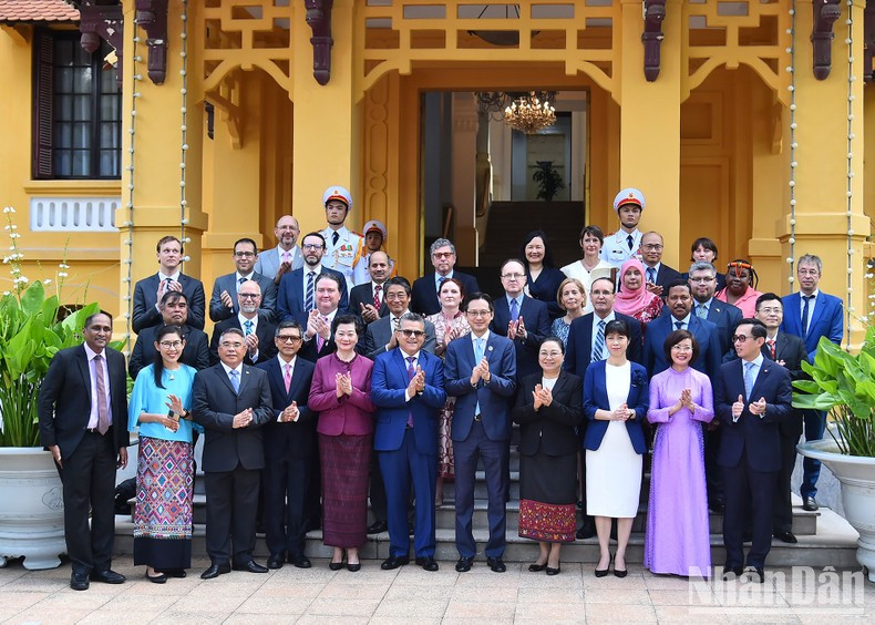 El viceministro Do Hung Viet posa junto a los invitados al acto.