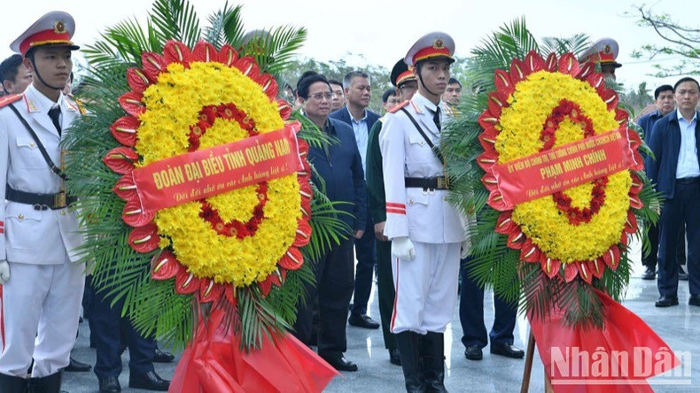 La delegación encabezada por el primer ministro, Pham Minh Chinh, junto con dirigentes de Quang Nam, rinde homenaje en el Cementerio de Mártires de la Guerra de la provincia, situado en la ciudad de Tam Ky. La delegación encabezada por el primer ministro, Pham Minh Chinh, junto con dirigentes de Quang Nam, rinde homenaje en el Cementerio de Mártires de la Guerra de la provincia, situado en la ciudad de Tam Ky.