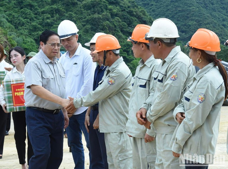 El primer ministro Pham Minh Chinh visita a los trabajadores en el sitio de construcción de la ruta Este-Oeste en Ninh Binh. (Fotografía: Nhan Dan) El primer ministro Pham Minh Chinh visita a los trabajadores en el sitio de construcción de la ruta Este-Oeste en Ninh Binh. (Fotografía: Nhan Dan)