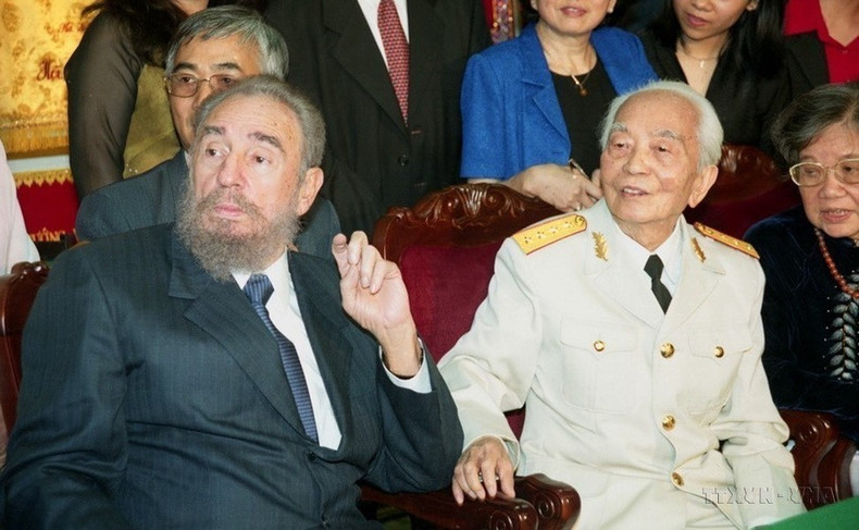 Fidel Castro, primer secretario del Comité Central del Partido Comunista de Cuba y presidente de los Consejos de Estado y de Ministros de Cuba, se reúne en 2009 con el general Vo Nguyen Giap con motivo de una visita amistosa oficial en Vietnam.