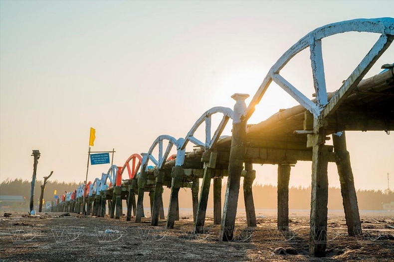 El puente Mar del Este se extiende hasta el mar, con una playa de cultivo de almejas por debajo. El puente Mar del Este se extiende hasta el mar, con una playa de cultivo de almejas por debajo.