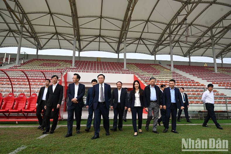 [Foto] Presidente del Parlamento vietnamita visita centro de formación de fútbol juvenil ảnh 6